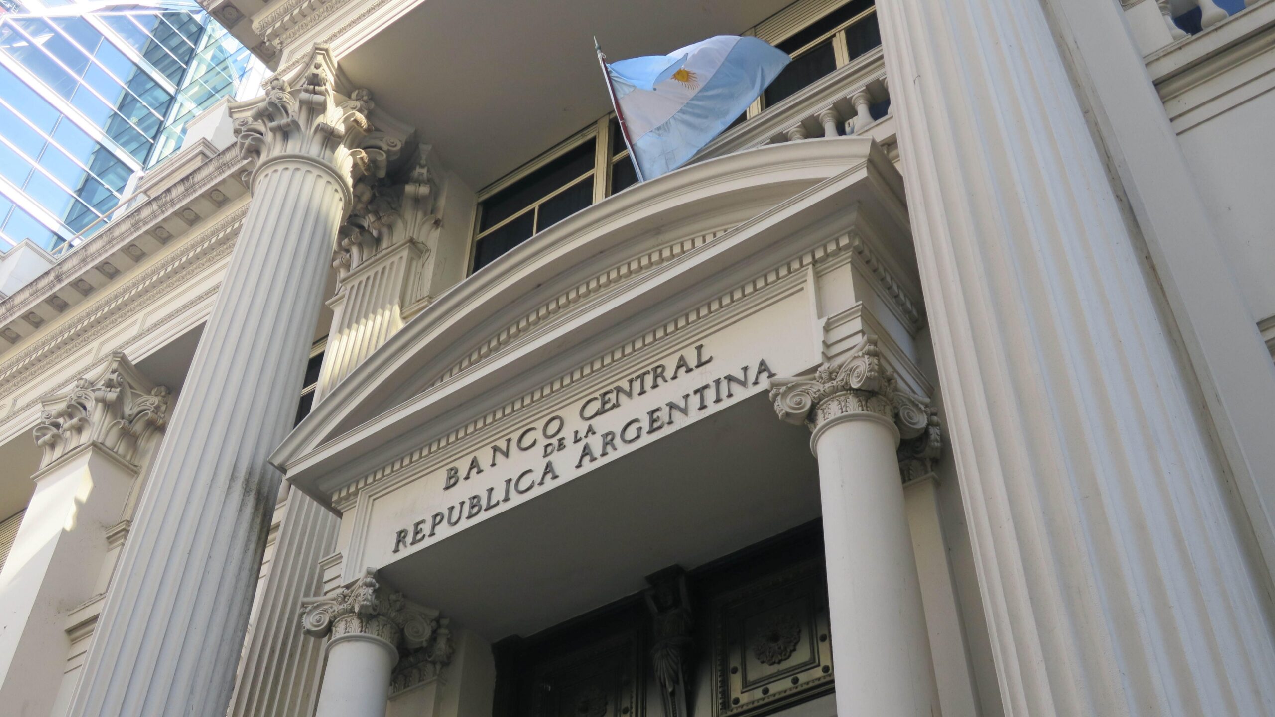 Comunicación A 7656. Vista general de la fachada del edificio del Banco Central de la República de Argentina en Buenos Aires.